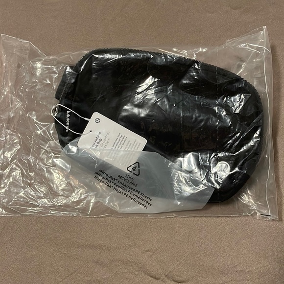 Lululemon everywhere 1L belt bag black - Picture 2 of 3